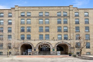 940 Monroe Ave NW in Grand Rapids, MI - Building Photo
