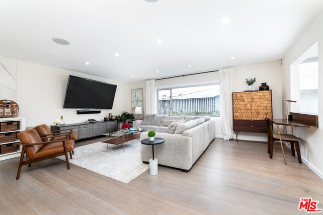 9323 Flicker Way in Los Angeles, CA - Foto de edificio - Building Photo