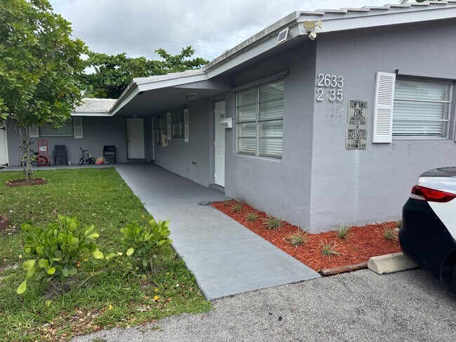 2633-2635 NW 9th Ave in Wilton Manors, FL - Building Photo - Building Photo