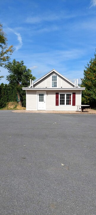 405 E Main St, Unit Detached Cottage in New Holland, PA - Foto de edificio