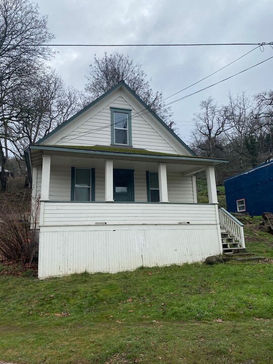 111 State St in Hood River, OR - Building Photo