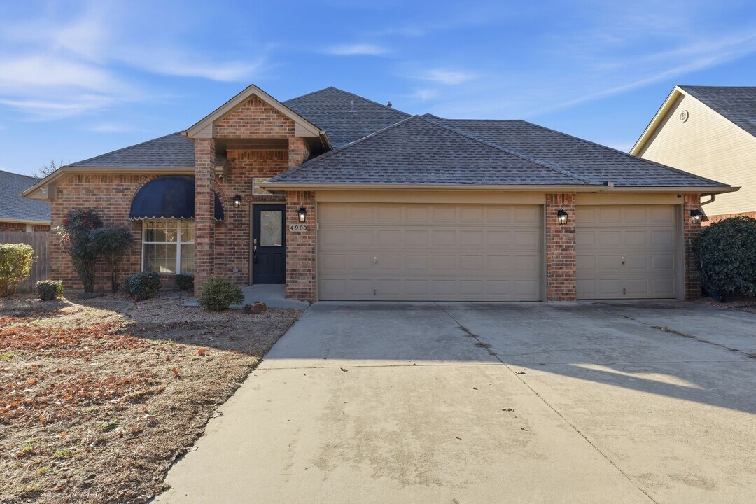 4900 Cypress Lake Dr in Norman, OK - Building Photo