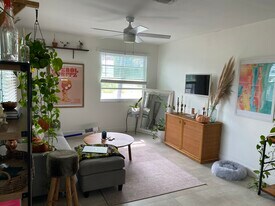 600 Biscayne Dr, Unit Flamingo park Apartment in West Palm Beach, FL - Building Photo