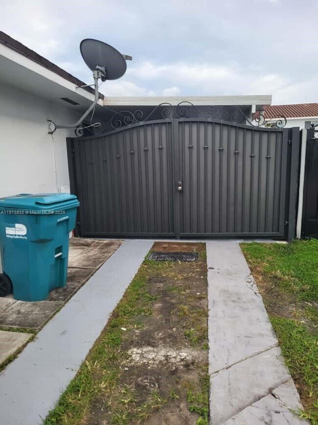 10356 SW 11th Terrace in Miami, FL - Foto de edificio - Building Photo