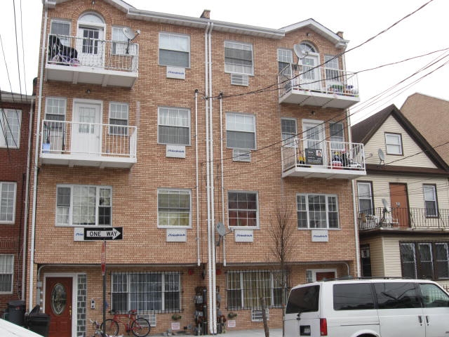 35-27 109th St in Corona, NY - Building Photo