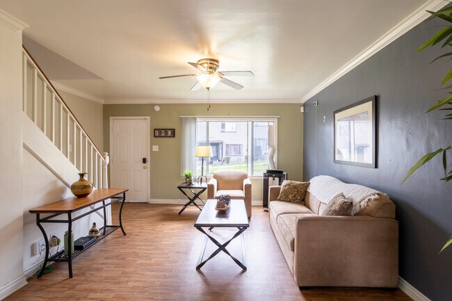 Wyvernwood Garden Apartments in Los Angeles, CA - Foto de edificio - Building Photo