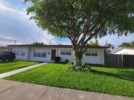 8245 SW 43rd St in Miami, FL - Building Photo
