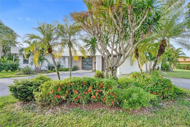 6106 Royal Poinciana Ln in Tamarac, FL - Foto de edificio - Building Photo