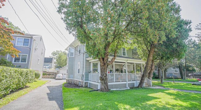 240 Flax Hill Rd in Norwalk, CT - Building Photo - Building Photo