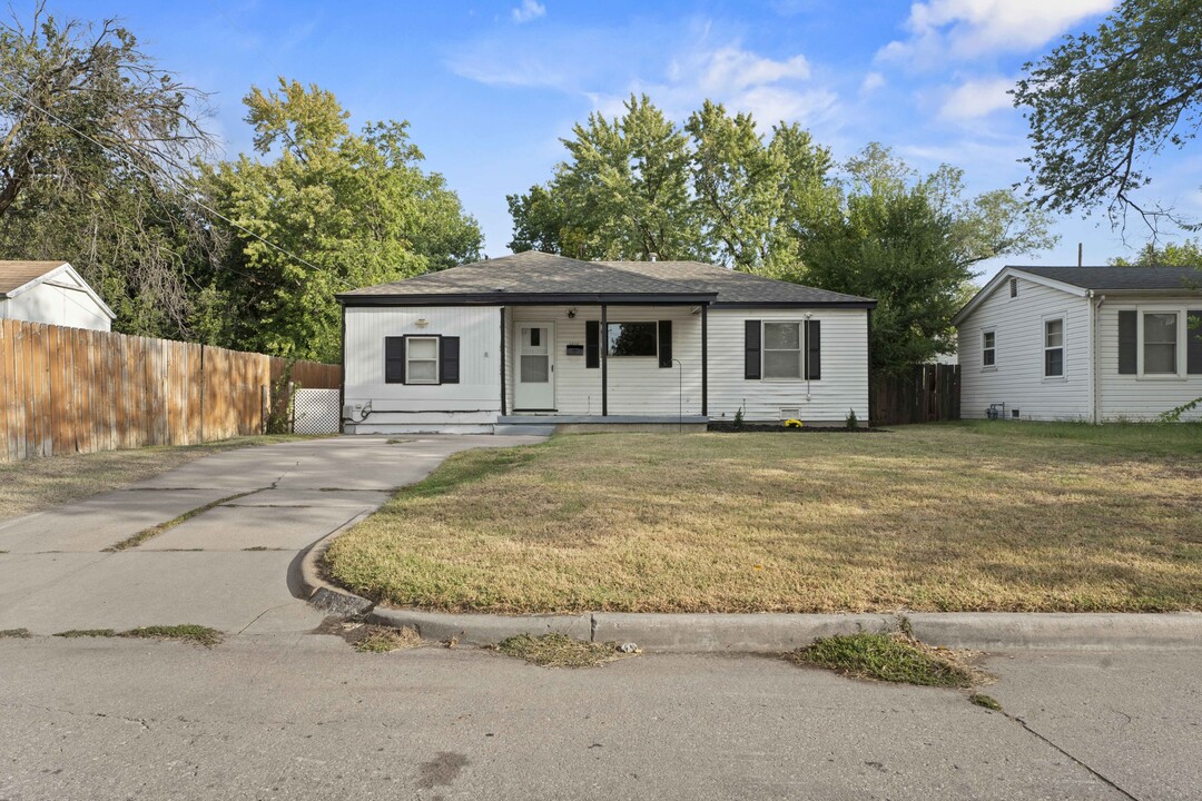 1616 E Funston St in Wichita, KS - Foto de edificio