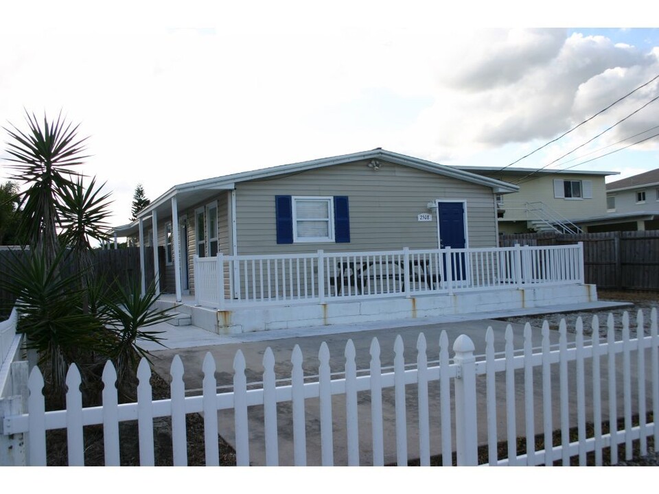 2508 S Atlantic Ave in New Smyrna Beach, FL - Building Photo