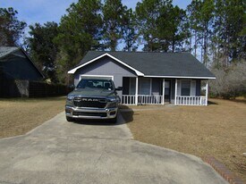 606 Hampton St in Hinesville, GA - Building Photo