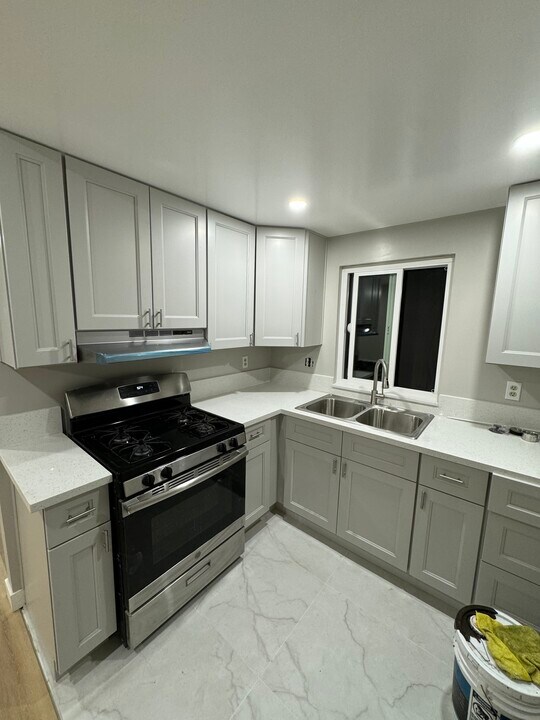 706 W 1st Ave, Unit 5 in La Habra, CA - Building Photo