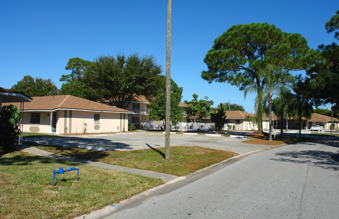 Jefferson Manor in St. Petersburg, FL - Building Photo