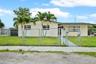 11950 SW 199th St in Miami, FL - Building Photo - Building Photo