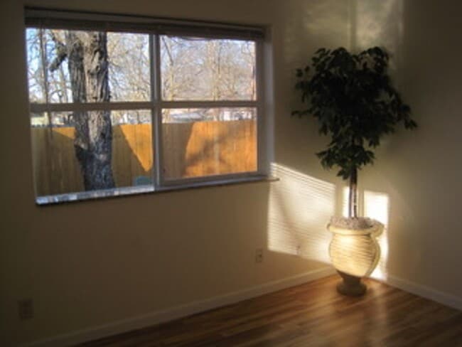 114 Lapree Dr in Talent, OR - Foto de edificio - Building Photo