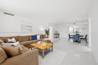 10185 Collins Ave in Bal Harbour, FL - Building Photo - Building Photo