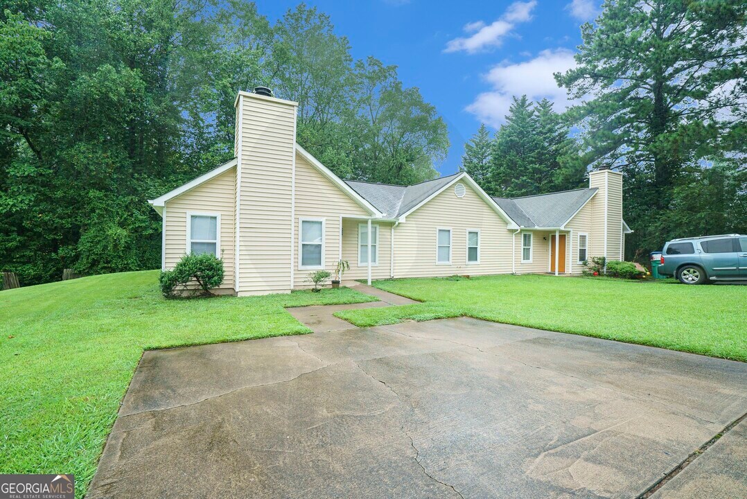 1238 McPherson Ln in Norcross, GA - Foto de edificio