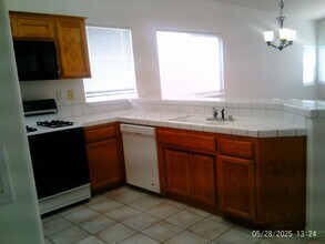 8304 Black Knot Ct in Bakersfield, CA - Foto de edificio - Building Photo