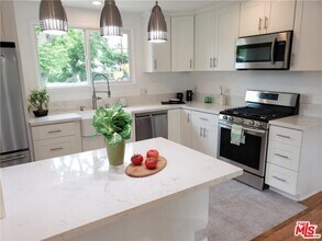 23838 Victory Blvd in Los Angeles, CA - Building Photo - Building Photo