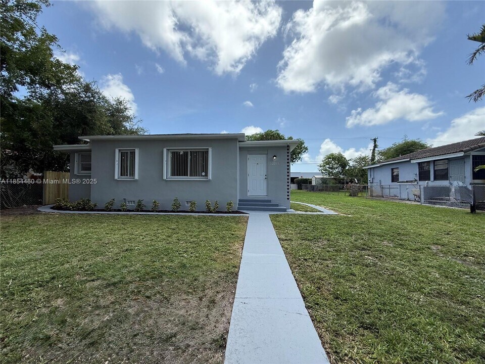12235 NE 12th Pl in North Miami, FL - Building Photo