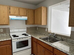 8620 N Sherman Cir in Miramar, FL - Building Photo - Building Photo