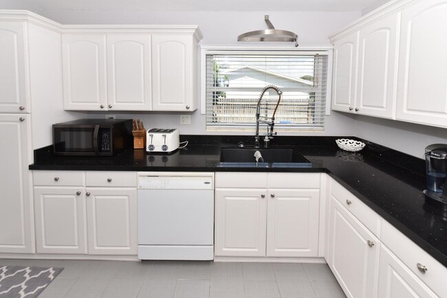 340 Russlyn Dr in West Palm Beach, FL - Building Photo - Building Photo