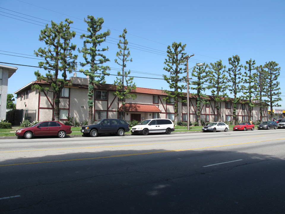 8835 Woodman Ave in Panorama City, CA - Building Photo