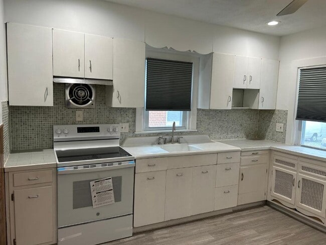 2718 E County Line Rd in Ardmore, PA - Building Photo - Building Photo