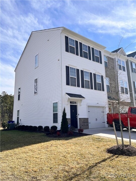 11229 Magill Terrace Dr in Chester, VA - Building Photo