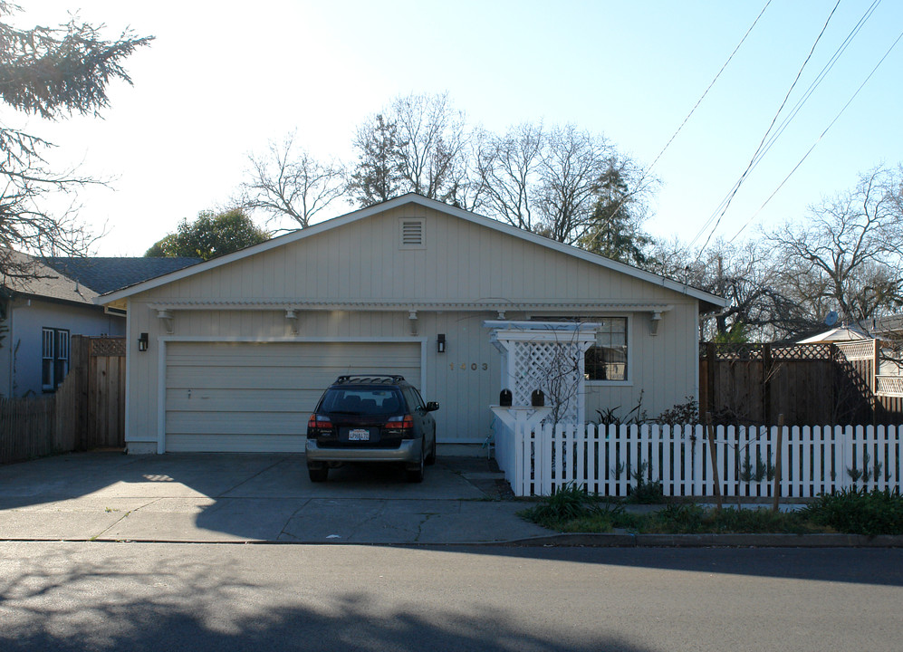 1403 Wright St in Santa Rosa, CA - Foto de edificio