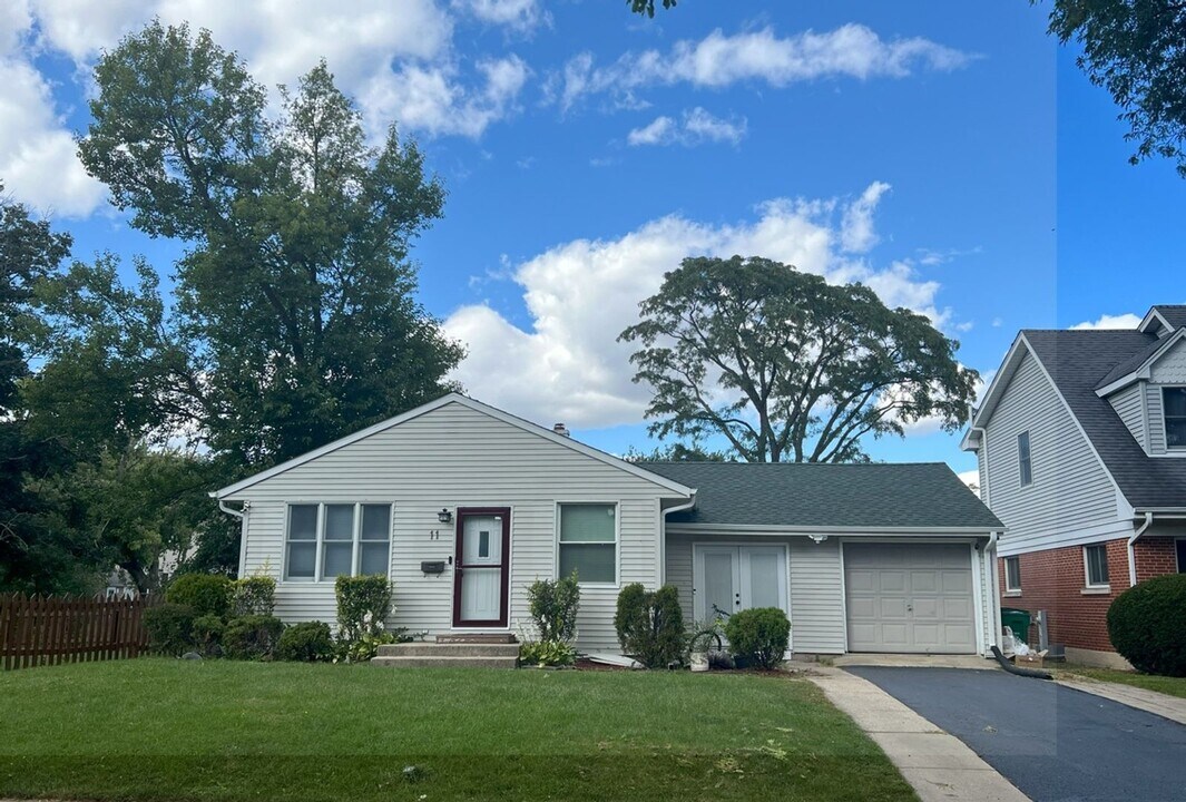 11 Elizabeth Ct in Lombard, IL - Building Photo