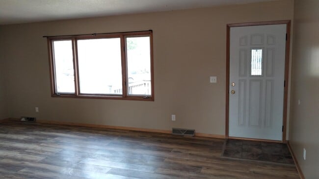 1915 E Dodge St in Fremont, NE - Building Photo - Building Photo