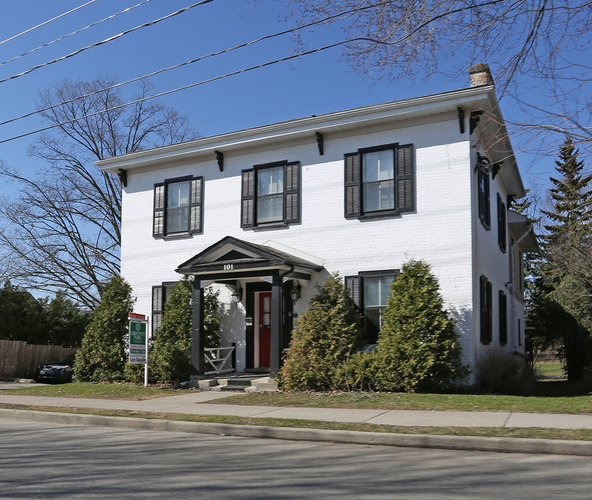 101 Albert St in Waterloo, ON - Building Photo