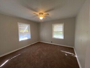 2126 E Cinderella St in Springfield, MO - Foto de edificio - Building Photo