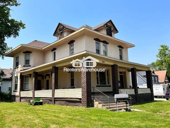 property at 1326 E 9th St