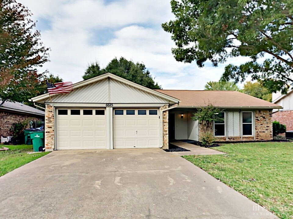 6625 Fair Oaks Dr in Watauga, TX - Building Photo