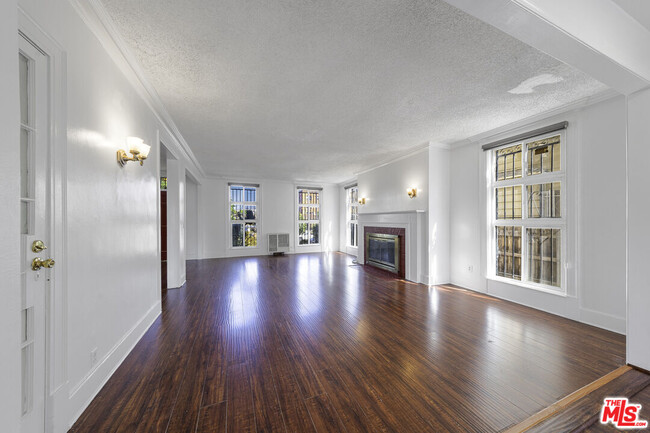 1041 S Manhattan Pl in Los Angeles, CA - Foto de edificio - Building Photo