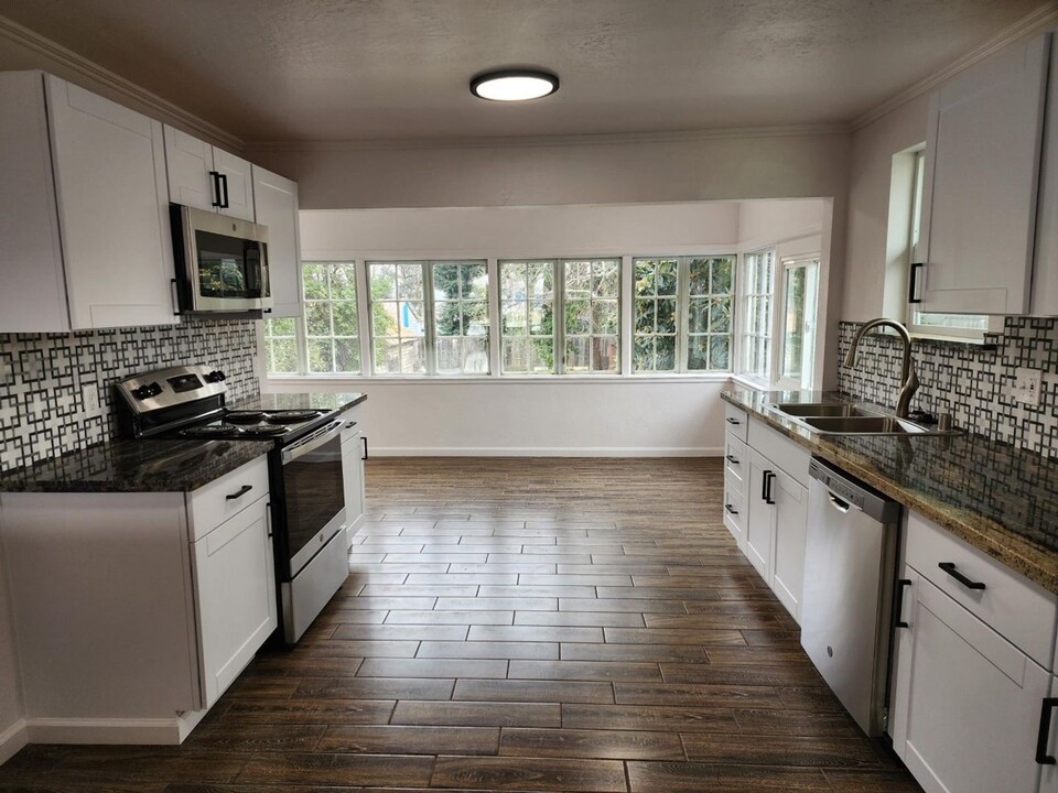 1645 Ferry St in Anderson, CA - Building Photo