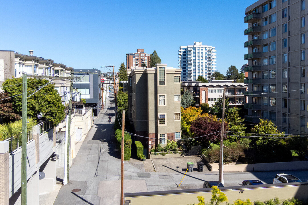 Caseta in Vancouver, BC - Building Photo