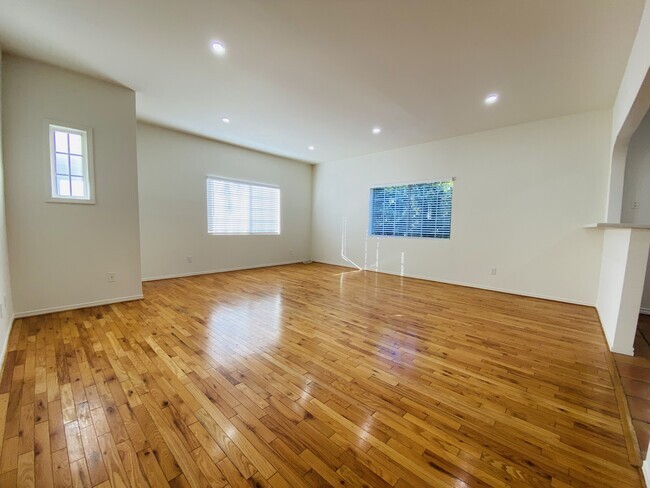 7515 De Longpre Ave in Los Angeles, CA - Building Photo - Building Photo