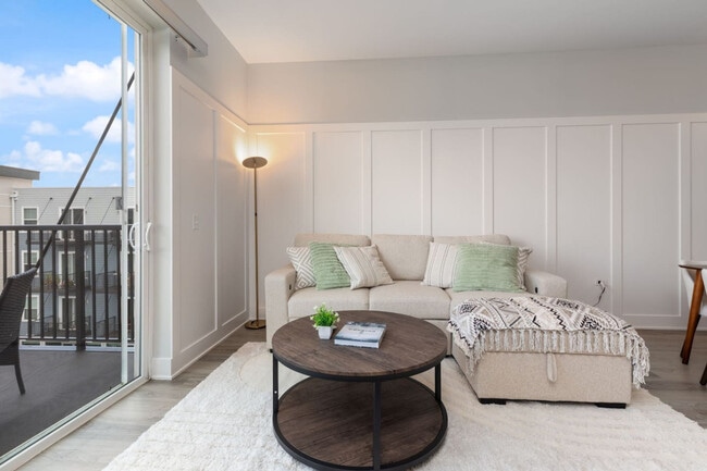 28294 Ferry Rd in Warrenville, IL - Foto de edificio - Building Photo