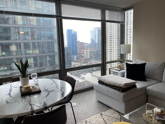 2 E Erie St, Unit 1607 in Chicago, IL - Foto de edificio - Building Photo