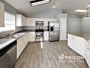 8821 Key W Cir in Tampa, FL - Building Photo - Building Photo
