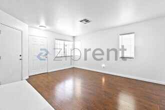 2005 Rose Coral Ave in Las Vegas, NV - Building Photo - Building Photo