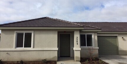 2201-2203 W Lark Ave in Visalia, CA - Building Photo - Building Photo