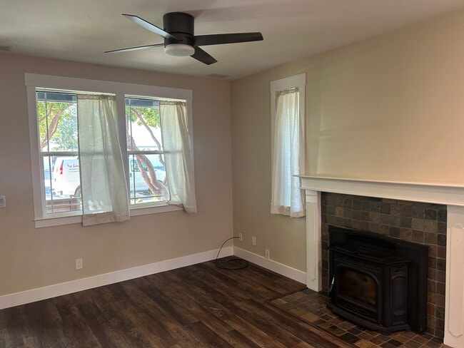 301 Creekside Way in Winters, CA - Building Photo - Building Photo