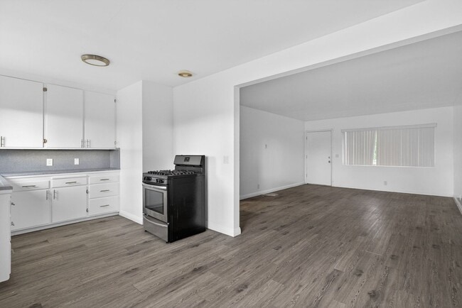 216 E Burnett St in Long Beach, CA - Building Photo - Building Photo