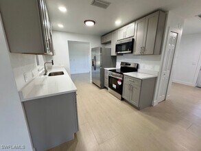 708 SE 11th Pl in Cape Coral, FL - Building Photo - Building Photo
