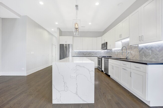 562 W 18th St in Chicago, IL - Building Photo - Building Photo